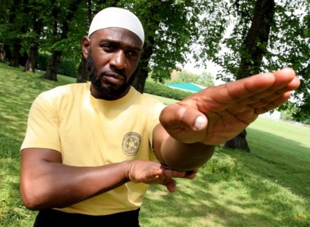 Sifu Garry McKenzie Demonstrates Biu Tze