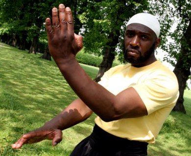 Sifu Garry McKenzie Demonstrates Biu Tze